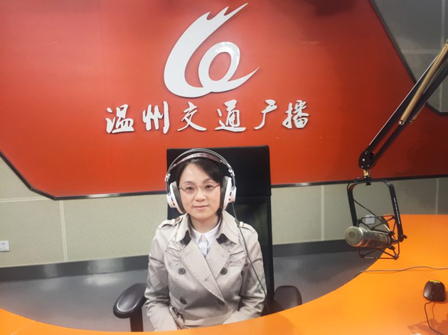 3月21日，感染科蘇菲菲副主任受溫州交通廣播《1039生活館.健康導(dǎo)醫(yī)》的邀請(qǐng)走進(jìn)直播室，向廣大的聽眾朋友詳細(xì)地講述如何有效防控結(jié)核病_副本.jpg